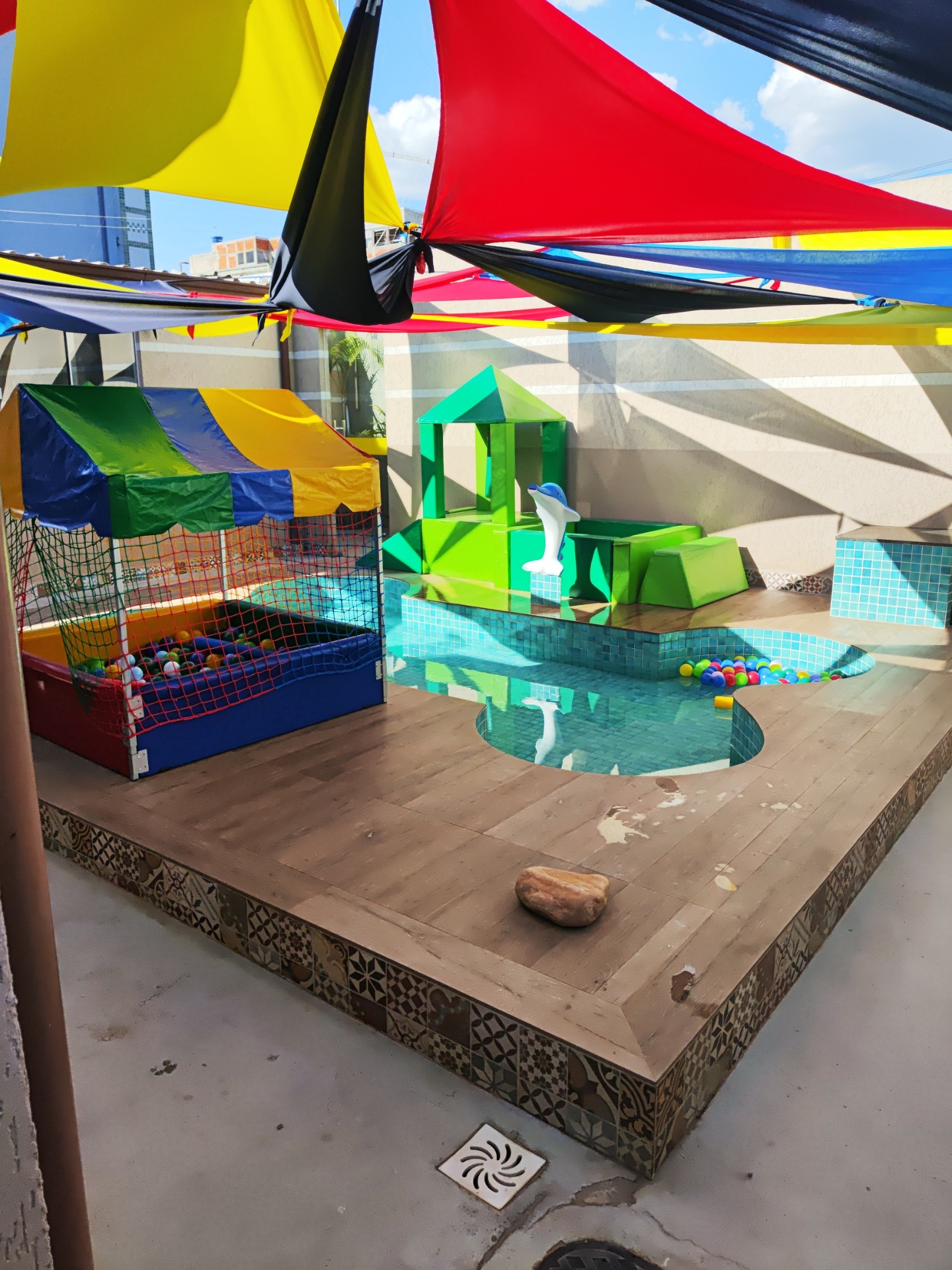 Área de recreação e hotel para pets com piscina e espaço de lazer